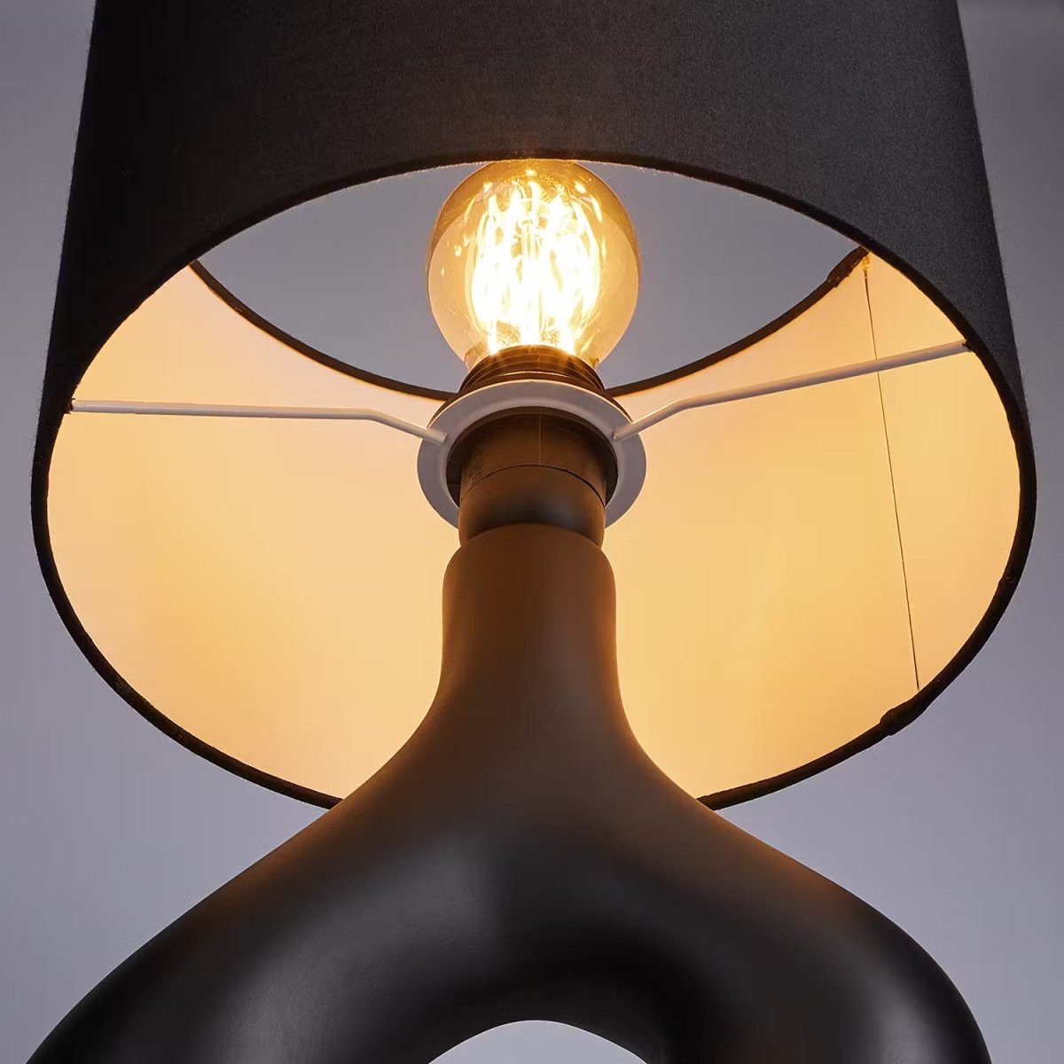 Tischleuchte mit Keramikfuß und Stoffschirm – Industrial Design