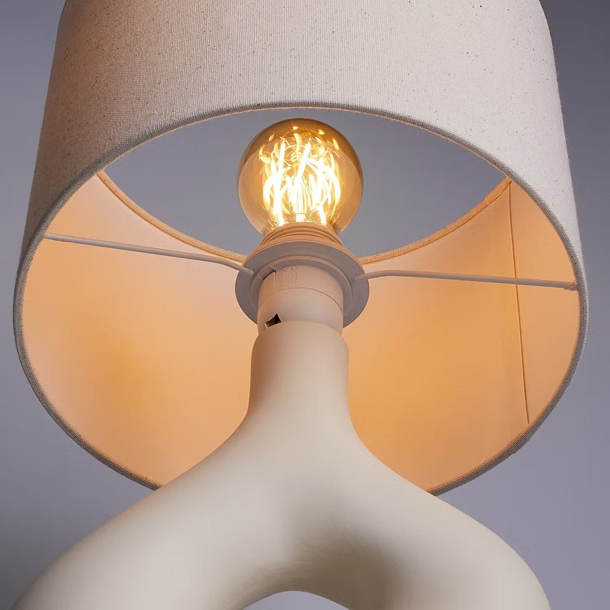 Tischleuchte mit Keramikfuß und Stoffschirm – Industrial Design