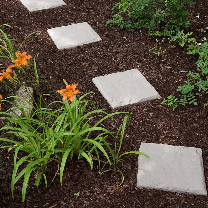 Rutschfeste Gehwegfliesen mit Bodendornen für Gartenwege