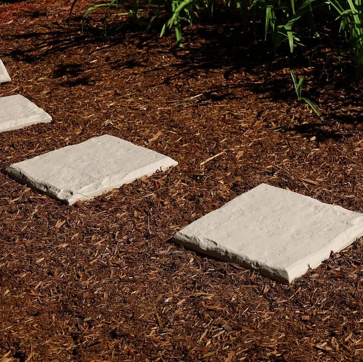 Rutschfeste Gehwegfliesen mit Bodendornen für Gartenwege