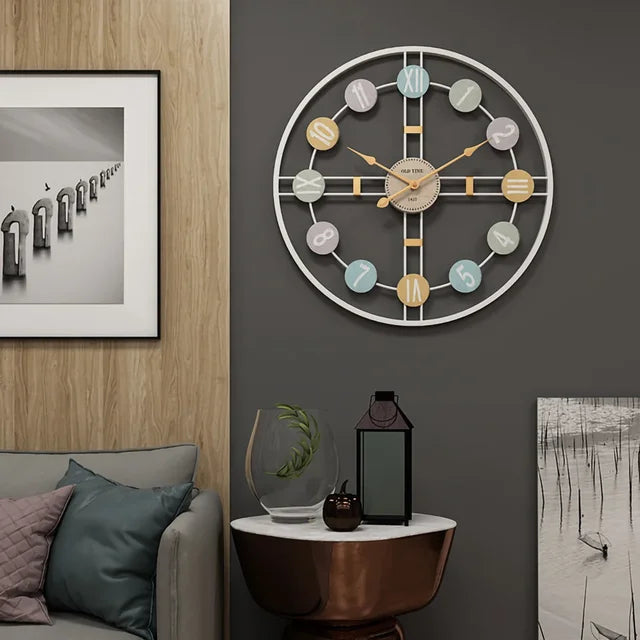 Große Vintage Wanduhr mit römischen Ziffern und Metallrahmen