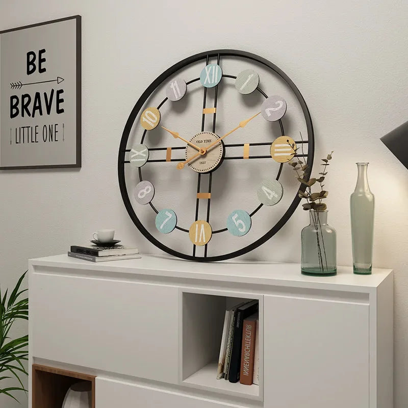 Große Vintage Wanduhr mit römischen Ziffern und Metallrahmen