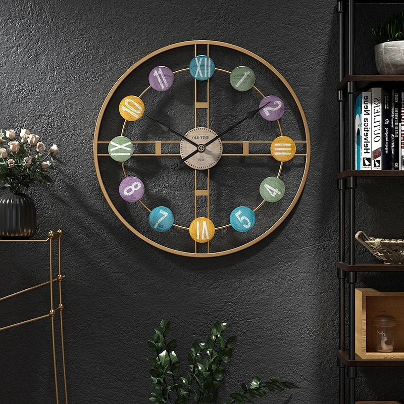 Große Vintage Wanduhr mit römischen Ziffern und Metallrahmen