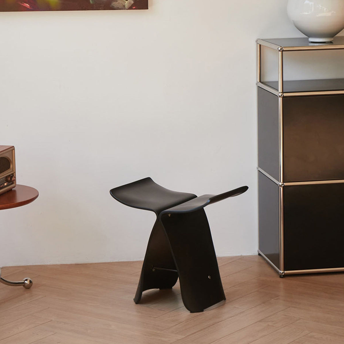 Schmetterlingshocker aus Massivholz – zeitloses Design für jedes Zimmer