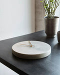 Minimalistische Beton-Wanduhr mit Messingzeigern – Skandinavisches Design