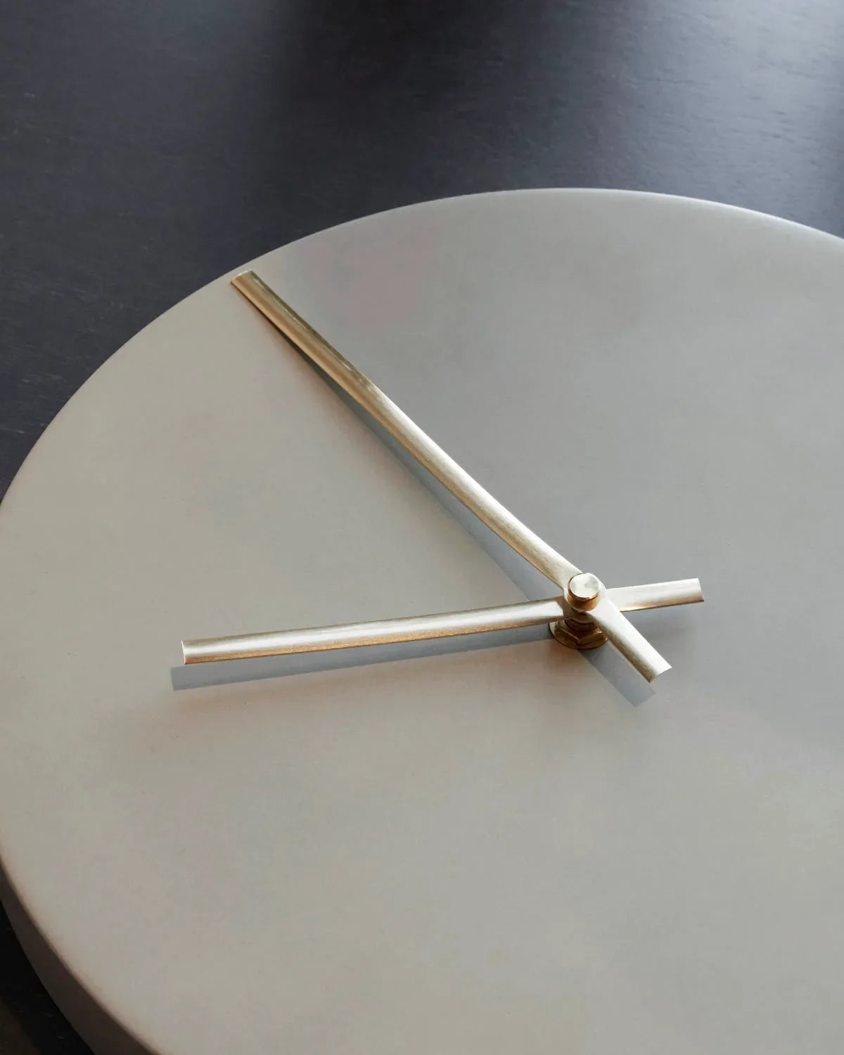 Minimalistische Beton-Wanduhr mit Messingzeigern – Skandinavisches Design