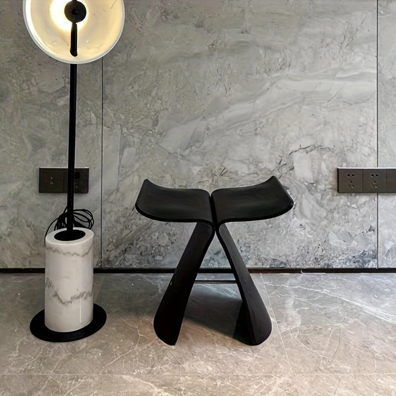 Schmetterlingshocker aus Massivholz – zeitloses Design für jedes Zimmer