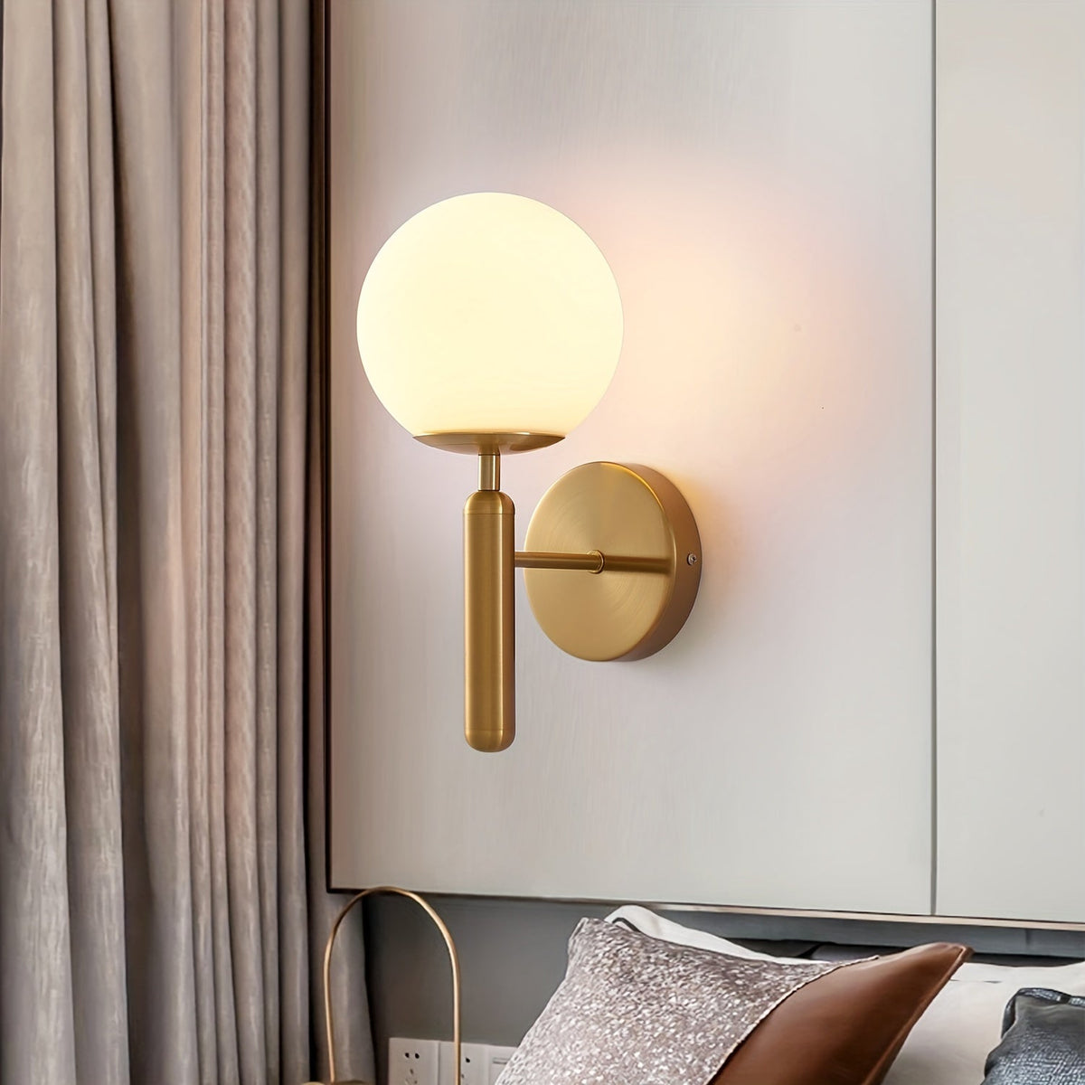 Glas Wandleuchte mit Kugelform für elegantes Ambiente
