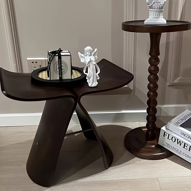 Schmetterlingshocker aus Massivholz – zeitloses Design für jedes Zimmer