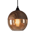 Skandinavische Pendelleuchte aus Metall und Glas mit Holzoptik