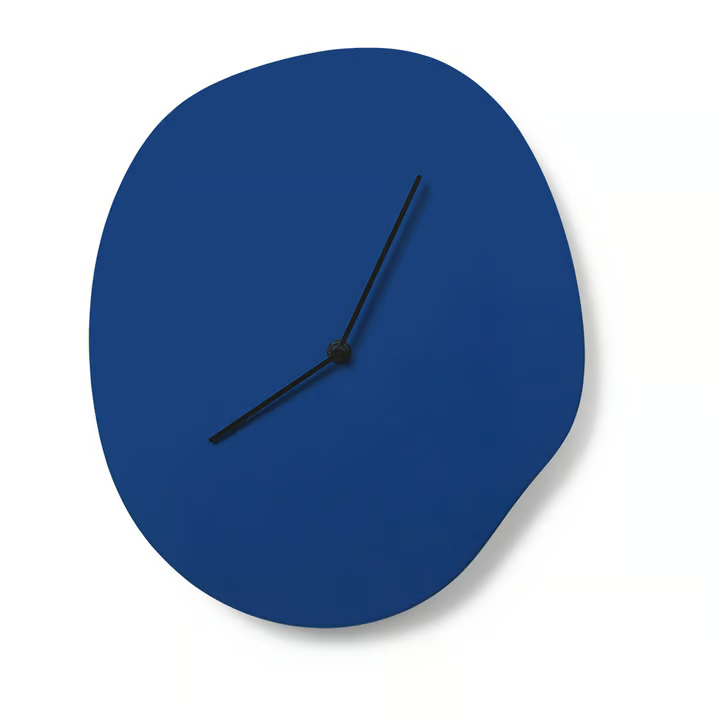 Skulpturale Wanduhr mit organischem Design – skandinavischer Stil