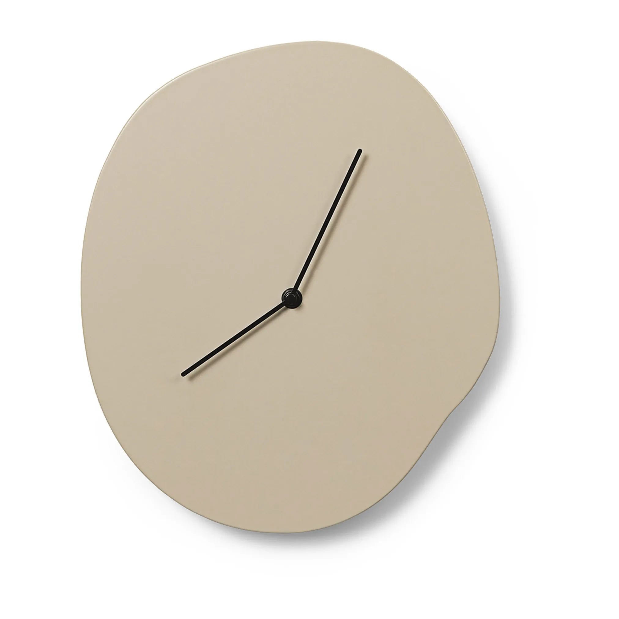 Skulpturale Wanduhr mit organischem Design – skandinavischer Stil