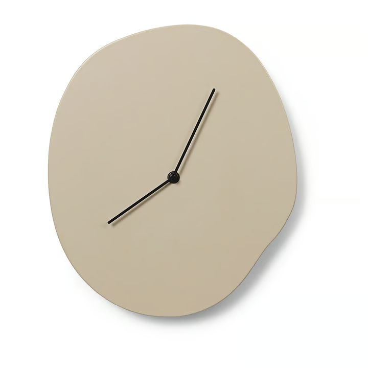 Skulpturale Wanduhr mit organischem Design – skandinavischer Stil