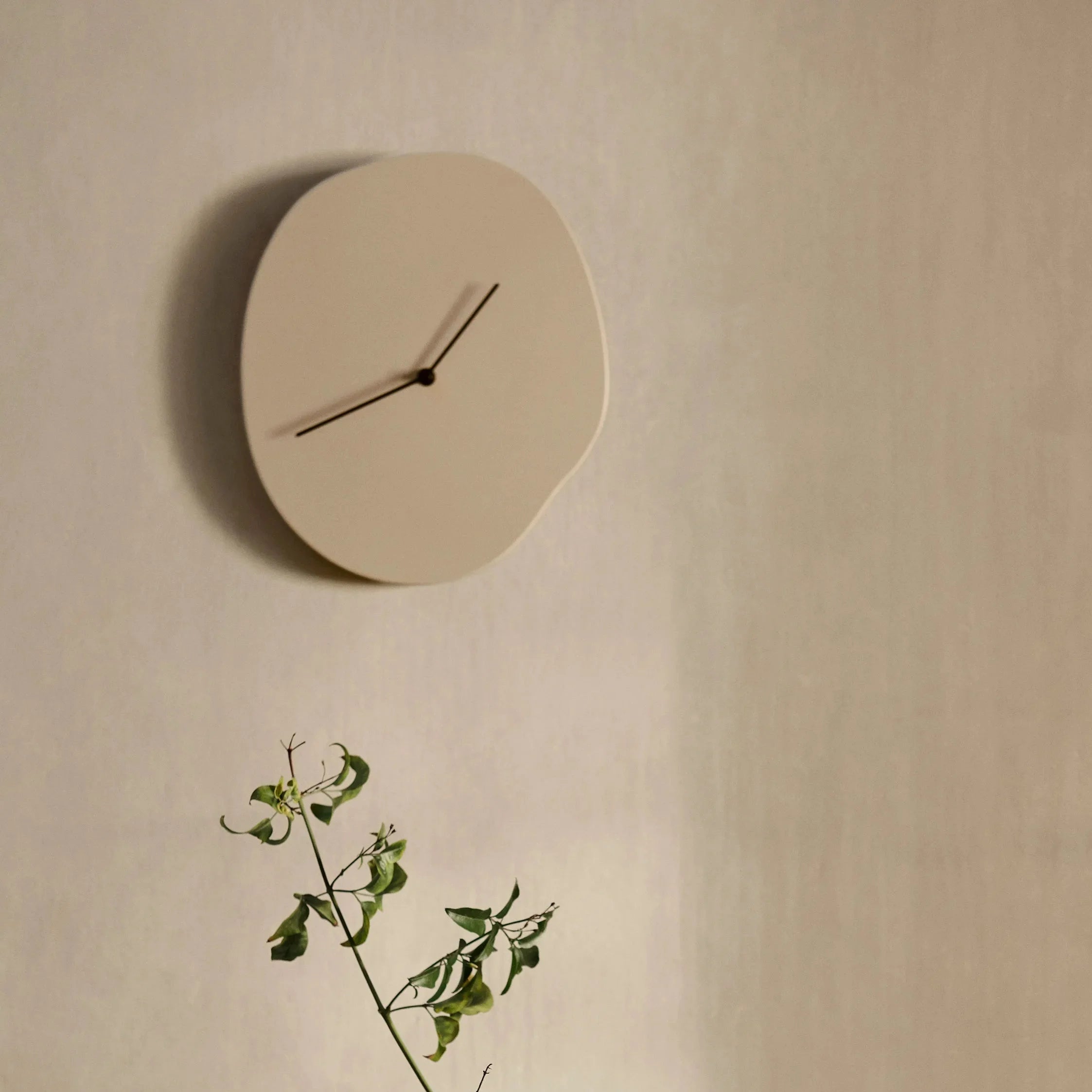 Skulpturale Wanduhr mit organischem Design – skandinavischer Stil