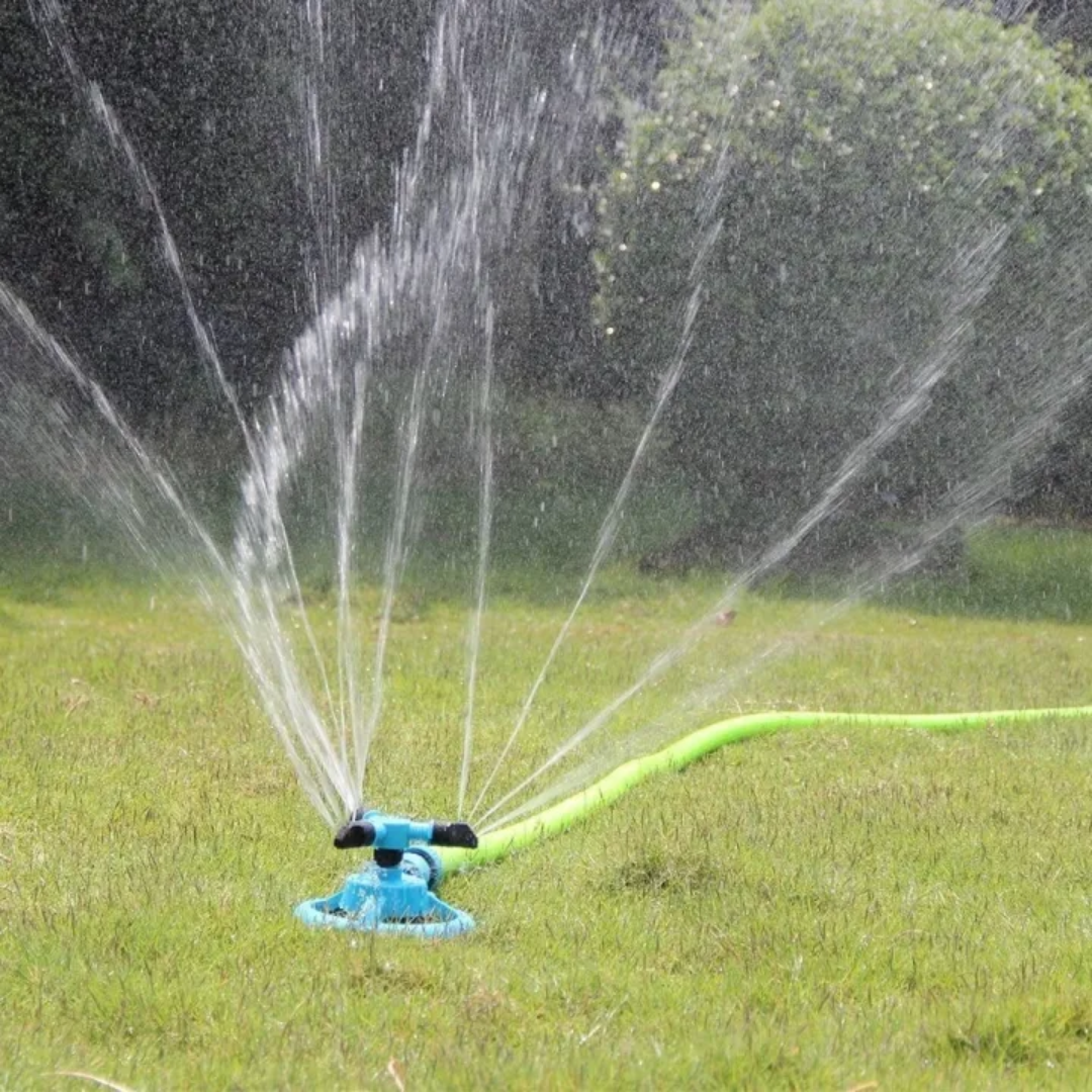 360° Rasensprenger mit rotierenden Sprüharmen – automatische Gartenbewässerung