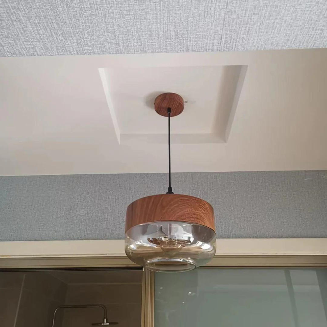 Skandinavische Pendelleuchte aus Metall und Glas mit Holzoptik
