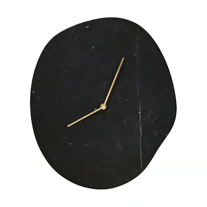 Skulpturale Wanduhr mit organischem Design – skandinavischer Stil