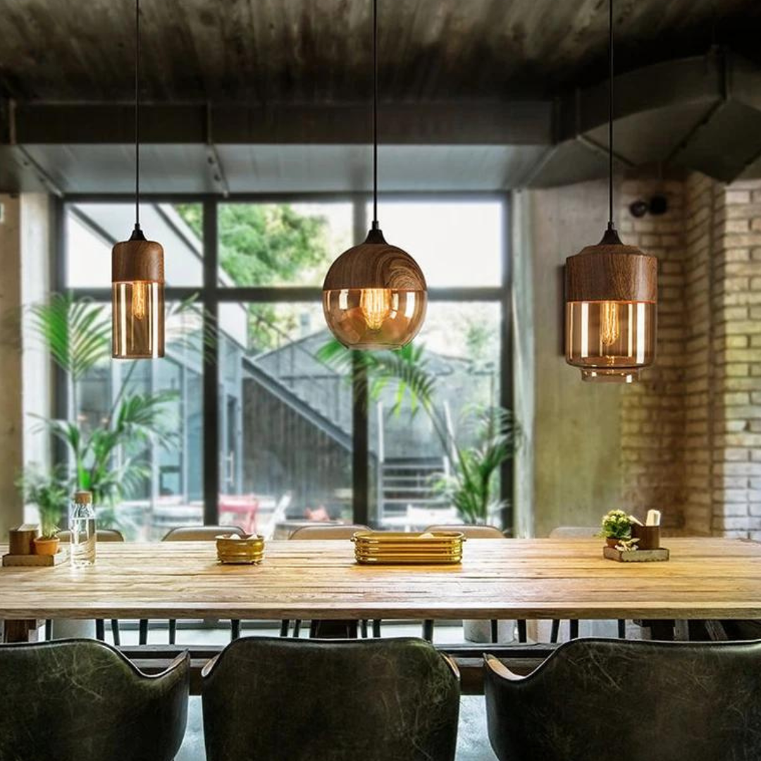 Skandinavische Pendelleuchte aus Metall und Glas mit Holzoptik