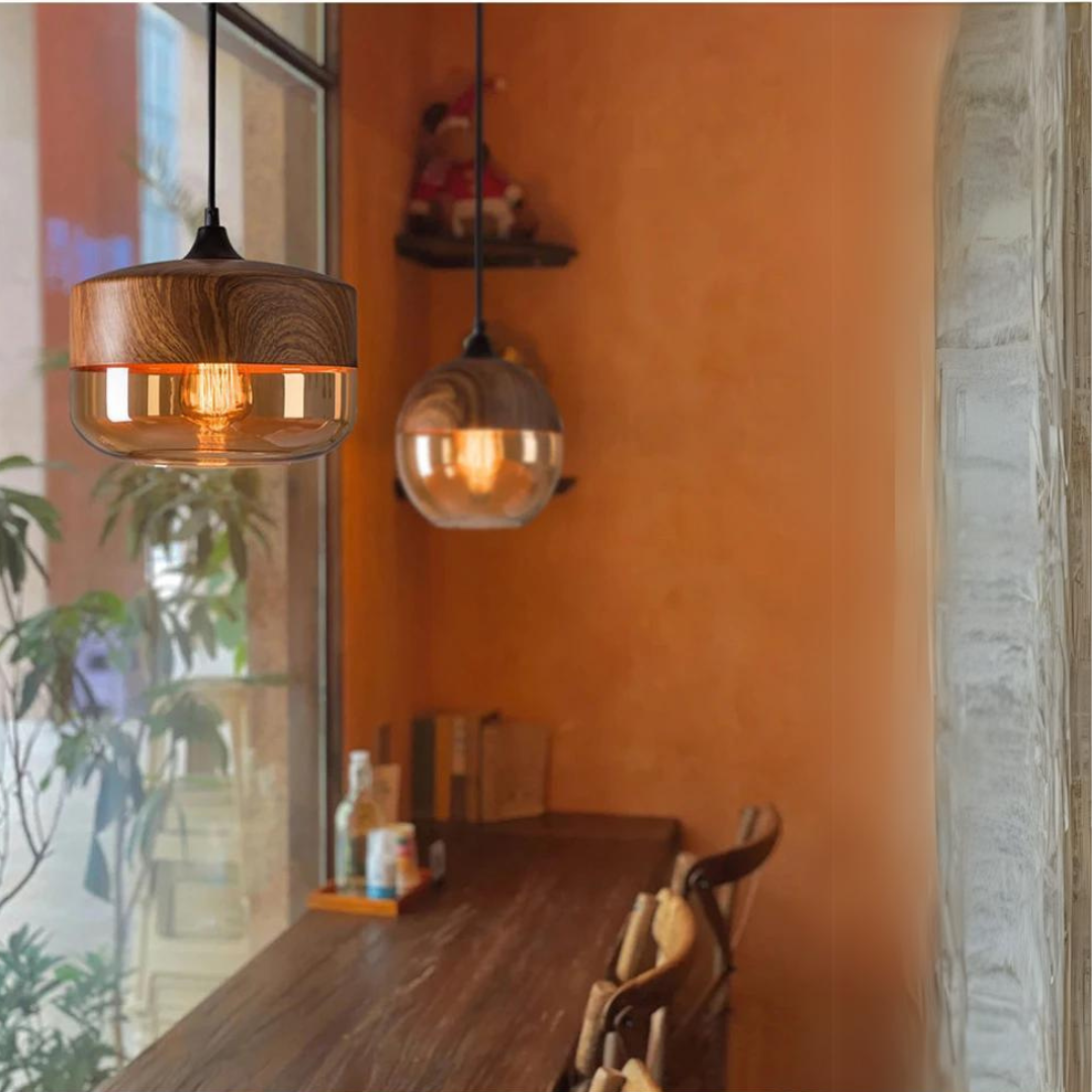 Skandinavische Pendelleuchte aus Metall und Glas mit Holzoptik