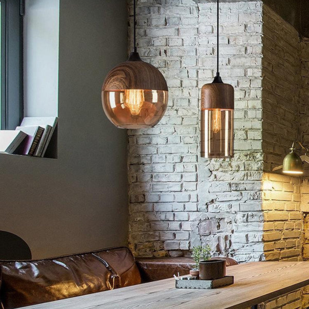 Skandinavische Pendelleuchte aus Metall und Glas mit Holzoptik
