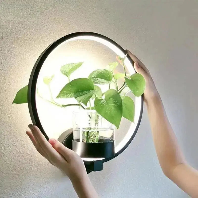 Wandleuchte mit Pflanzenelement - Botanische LED Lampe für Innenräume