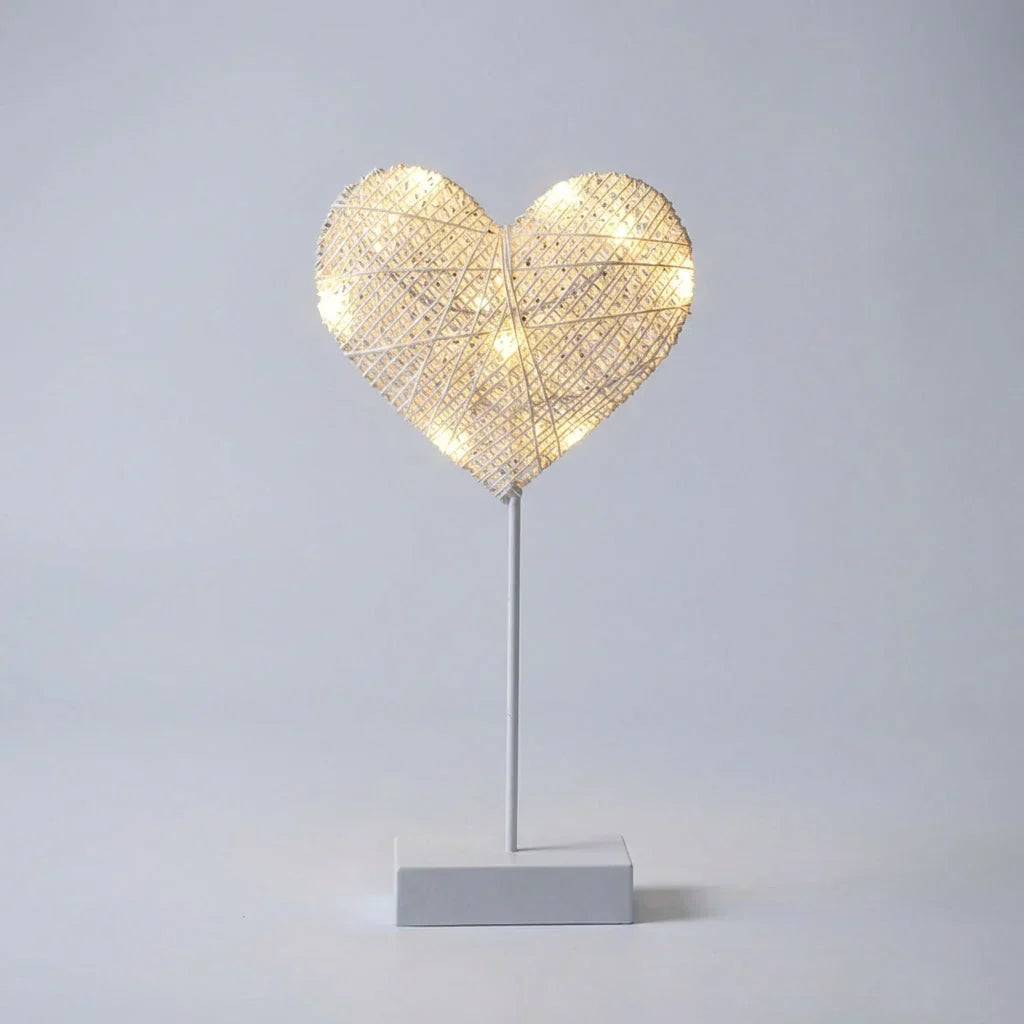 Dekorative Tischlampe aus Rattan und Kupferdraht – kabellos