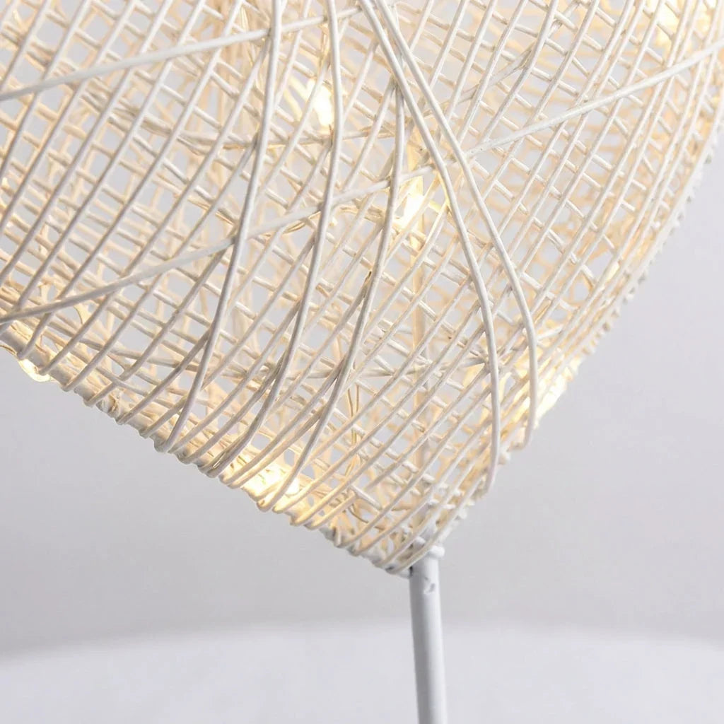 Dekorative Tischlampe aus Rattan und Kupferdraht – kabellos