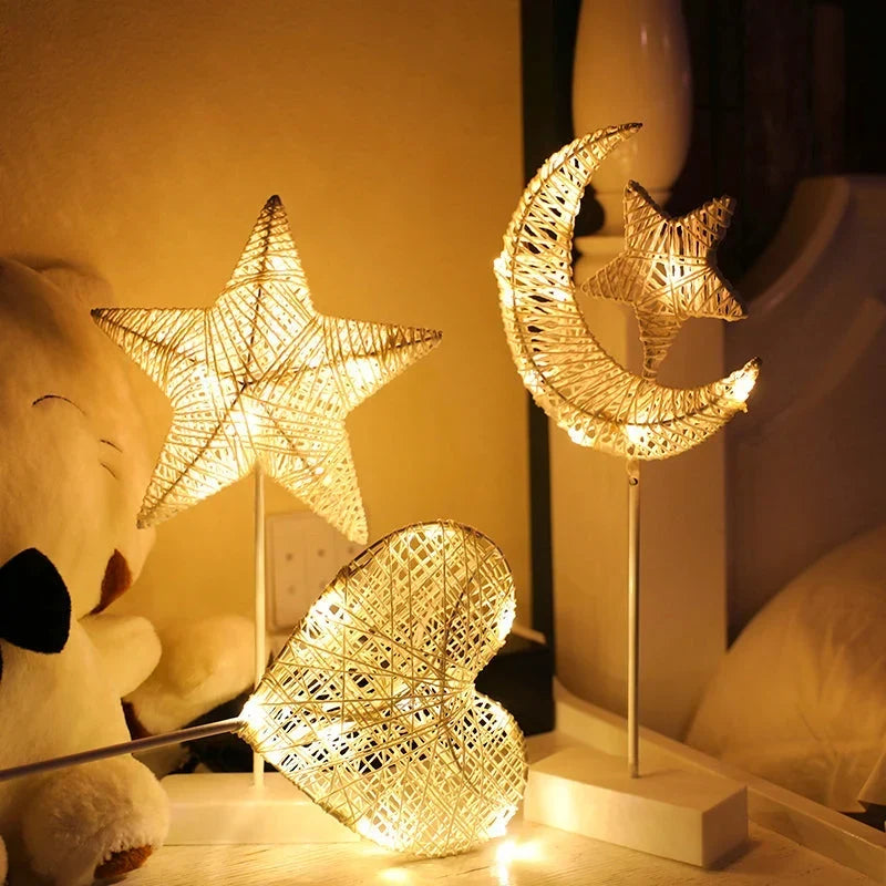 Dekorative Tischlampe aus Rattan und Kupferdraht – kabellos