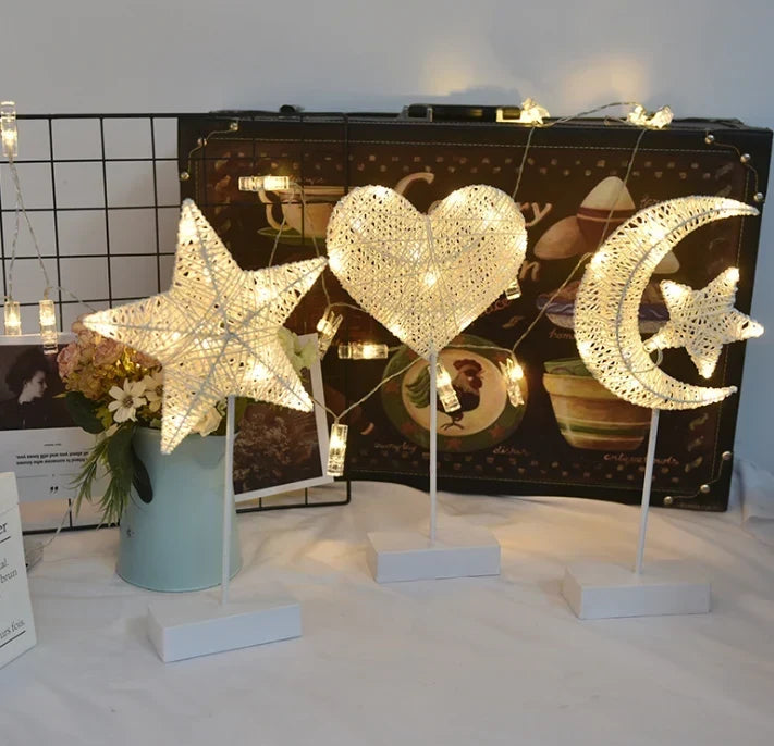 Dekorative Tischlampe aus Rattan und Kupferdraht – kabellos