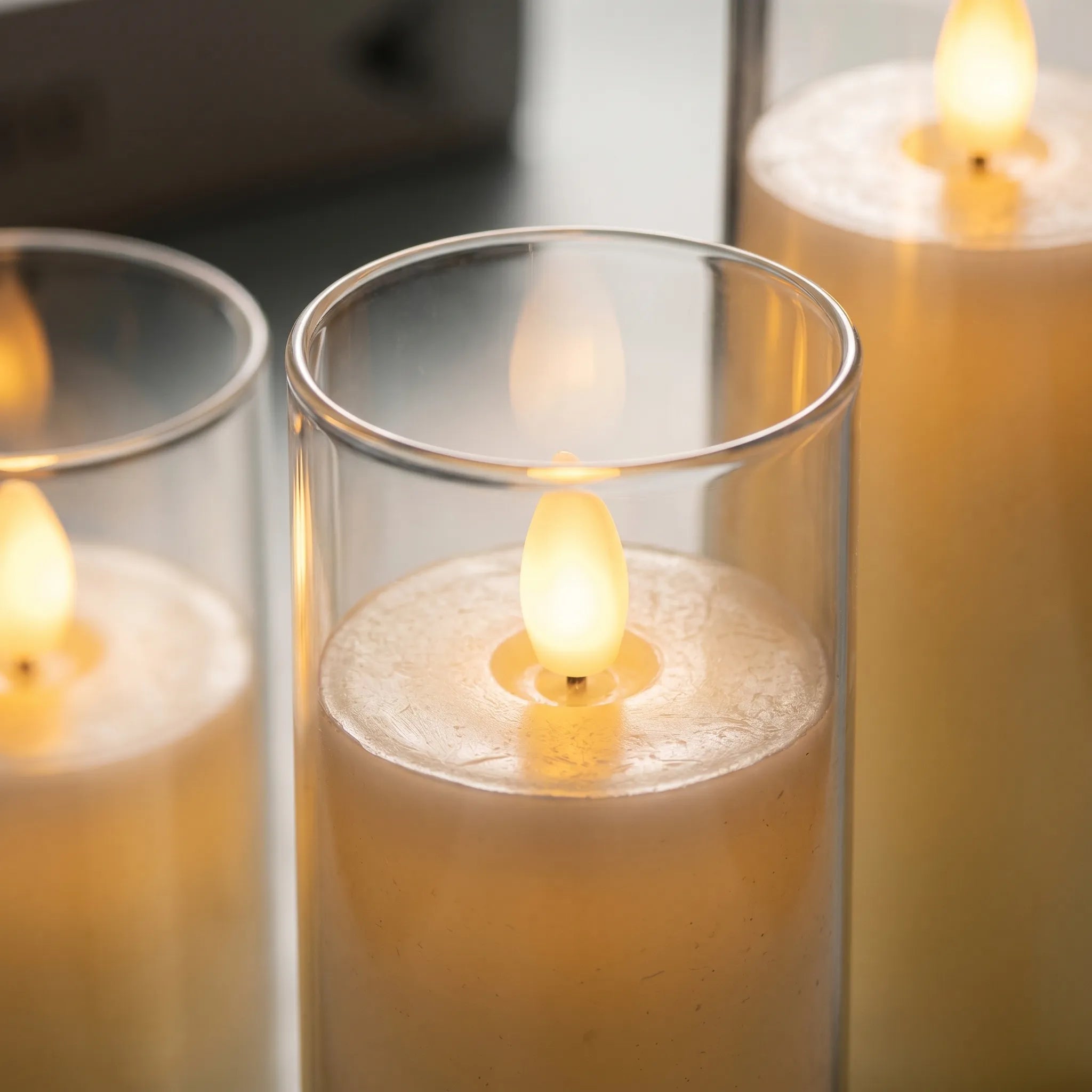 Flammenlose LED-Kerzen in Glaszylinder – 6er-Set verschiedene Höhen