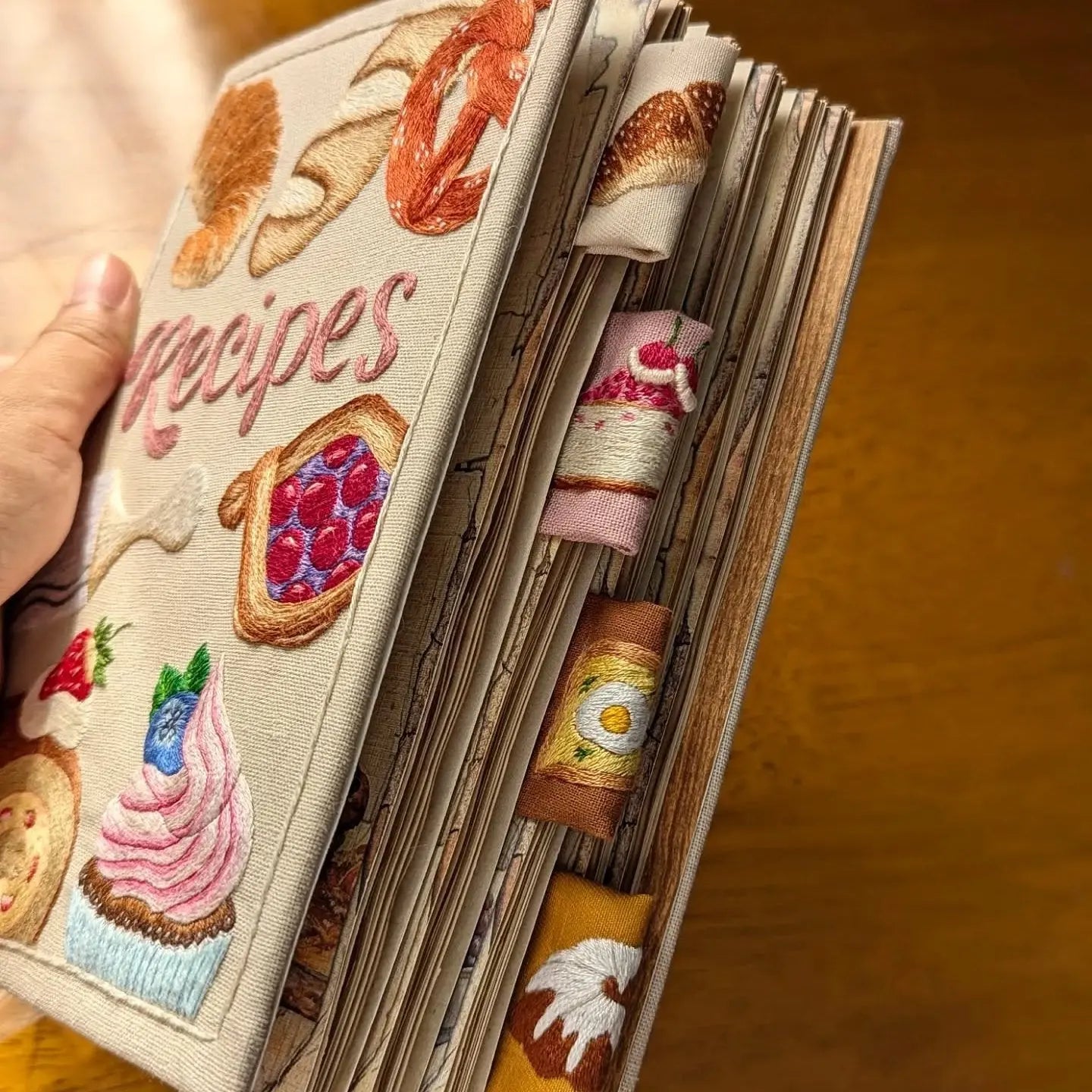 Rezeptbuch handbestickt mit spritzwassergeschützten Seiten