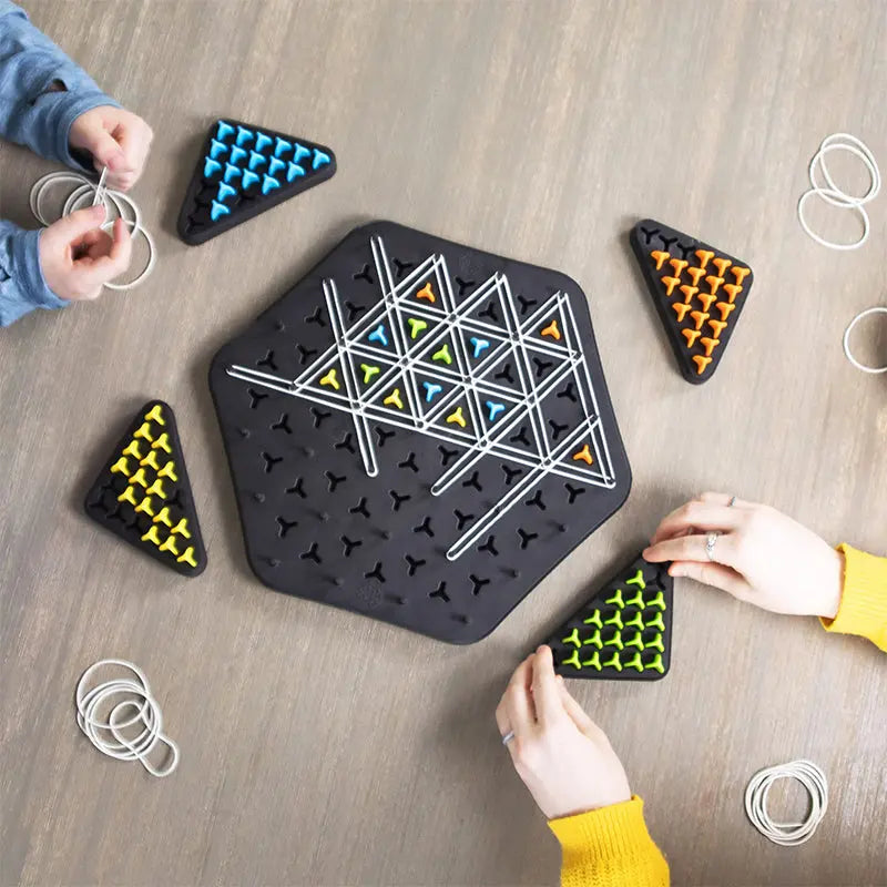 Strategiespiel mit Dreiecken und Gummibändern für 2-4 Spieler ab 6 Jahren