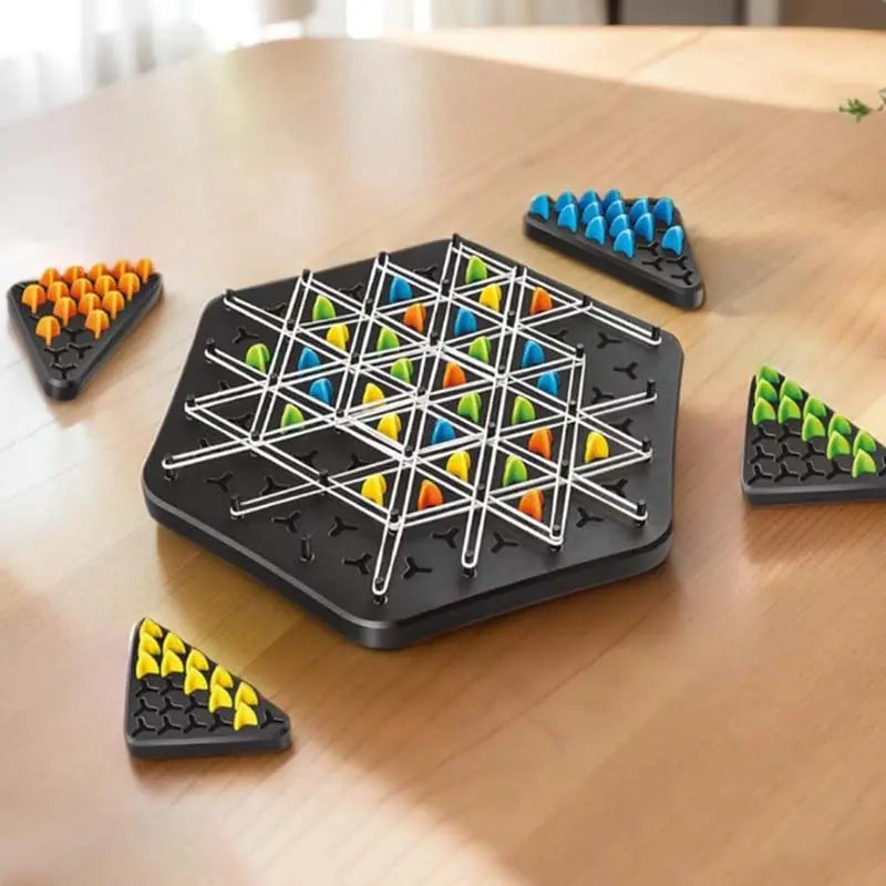 Strategiespiel mit Dreiecken und Gummibändern für 2-4 Spieler ab 6 Jahren