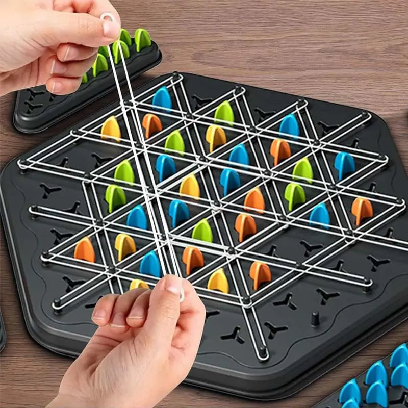 Strategiespiel mit Dreiecken und Gummibändern für 2-4 Spieler ab 6 Jahren