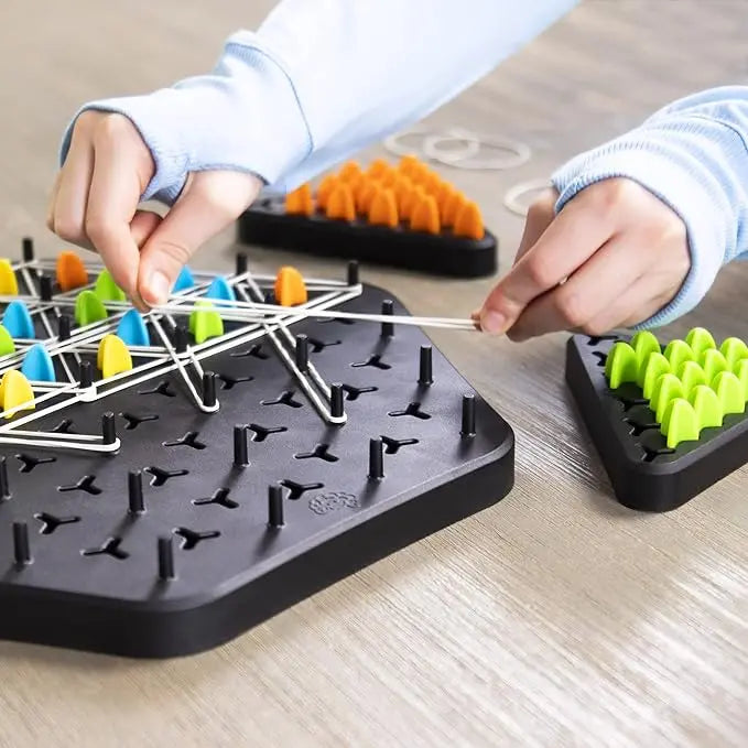 Strategiespiel mit Dreiecken und Gummibändern für 2-4 Spieler ab 6 Jahren