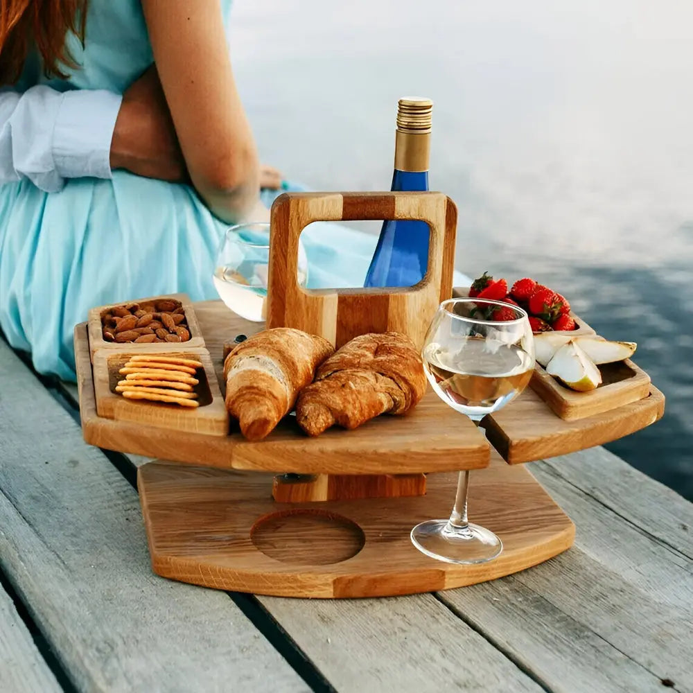 Klappbarer Picknick Weintisch aus Holz mit Glashalterung und Snackfächern