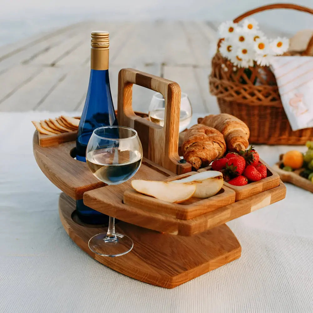Klappbarer Picknick Weintisch aus Holz mit Glashalterung und Snackfächern