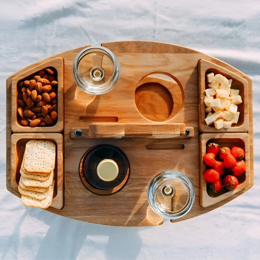 Klappbarer Picknick Weintisch aus Holz mit Glashalterung und Snackfächern