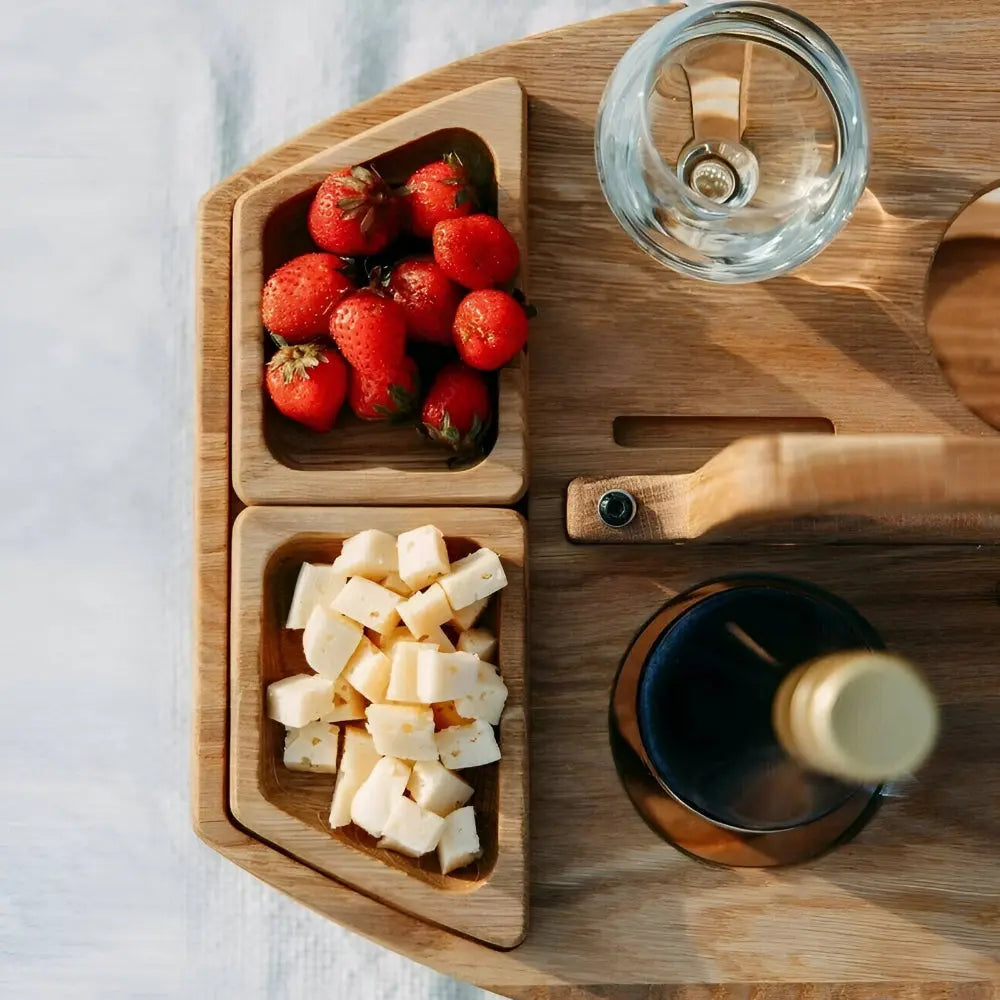 Klappbarer Picknick Weintisch aus Holz mit Glashalterung und Snackfächern