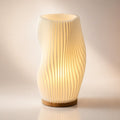 LED Tischlampe mit skulpturaler Struktur und Licht-Schatteneffekt