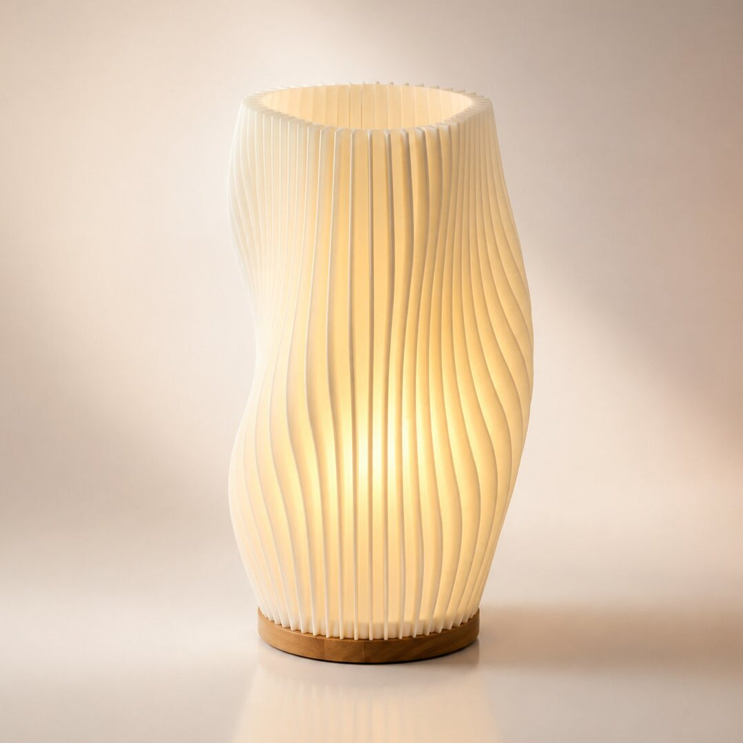 LED Tischlampe mit skulpturaler Struktur und Licht-Schatteneffekt