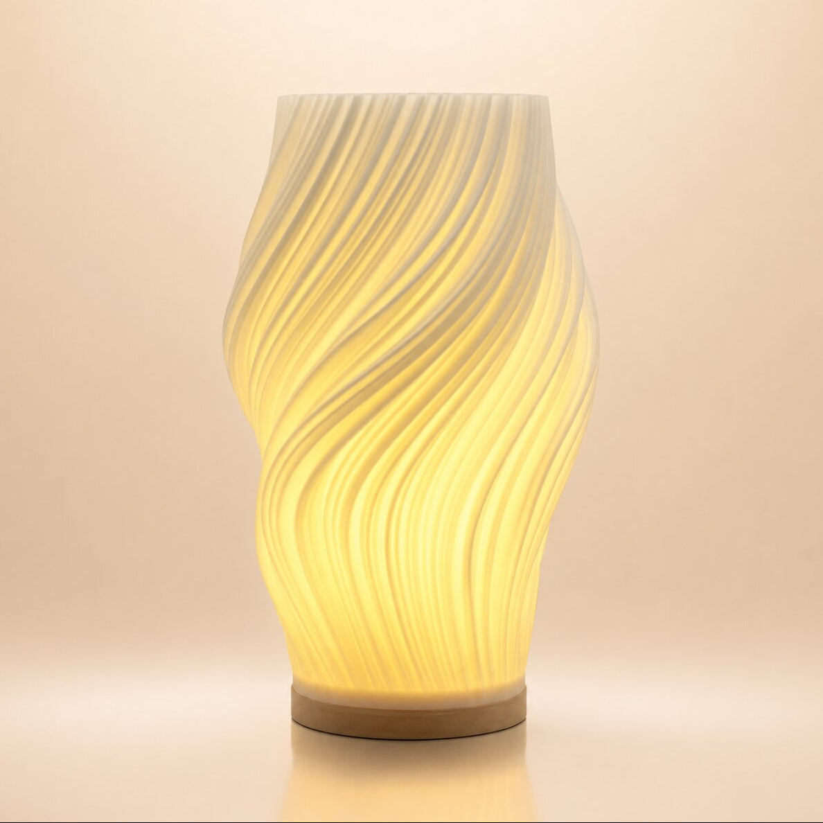 LED Tischlampe mit skulpturaler Struktur und Licht-Schatteneffekt