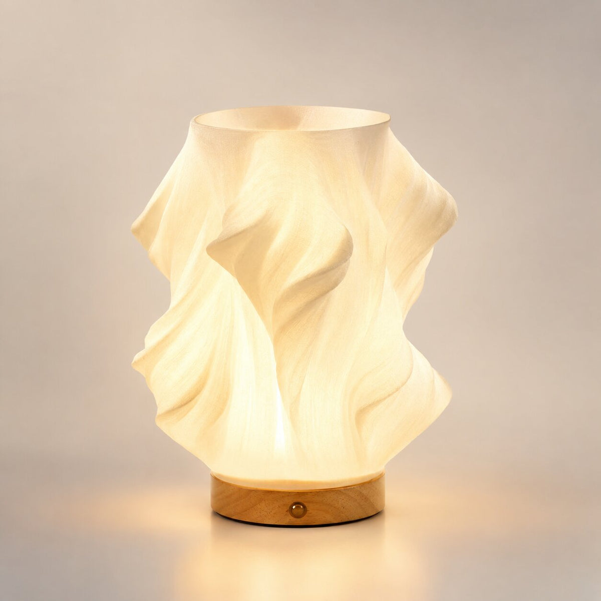 LED Tischlampe mit skulpturaler Struktur und Licht-Schatteneffekt