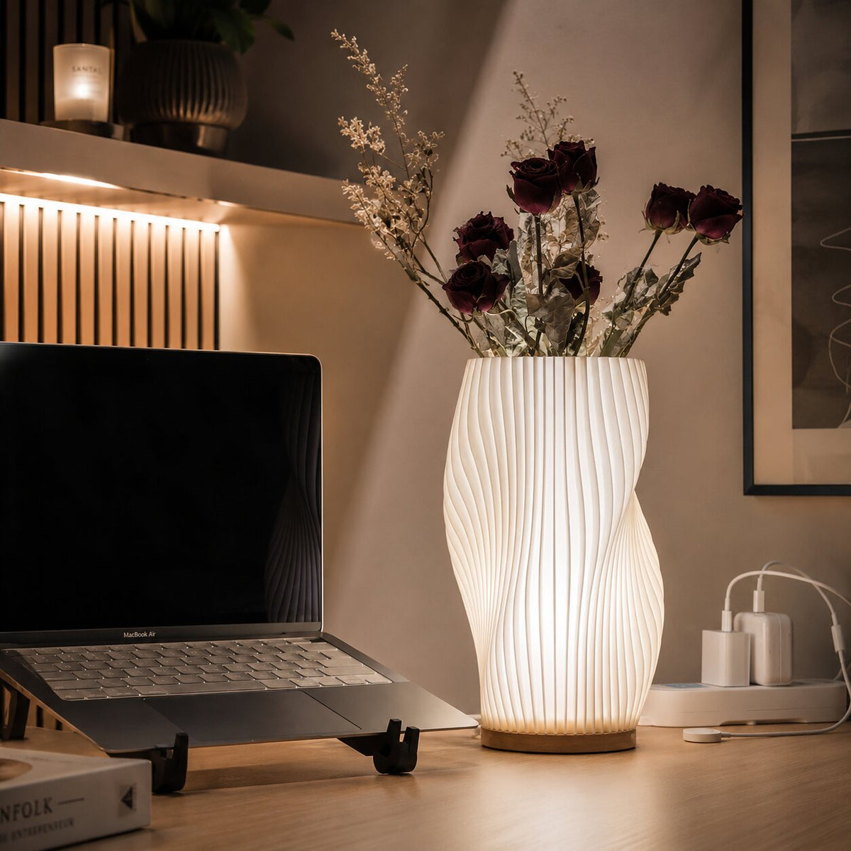LED Tischlampe mit skulpturaler Struktur und Licht-Schatteneffekt