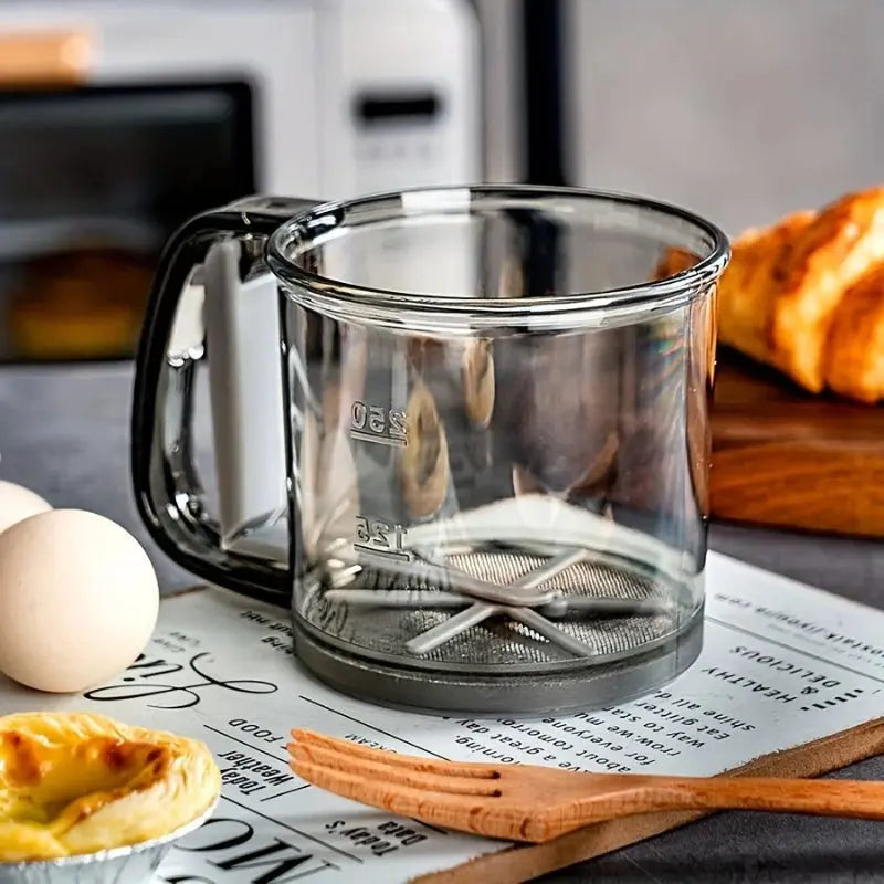 Mehlsieb Quetschgriff 250ml - Backsieb Edelstahl mit Messmarkierung