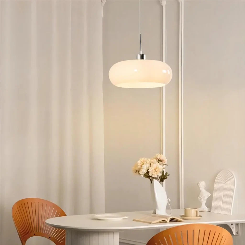 Glas-Pendelleuchte im Bauhaus-Stil für moderne Innenräume