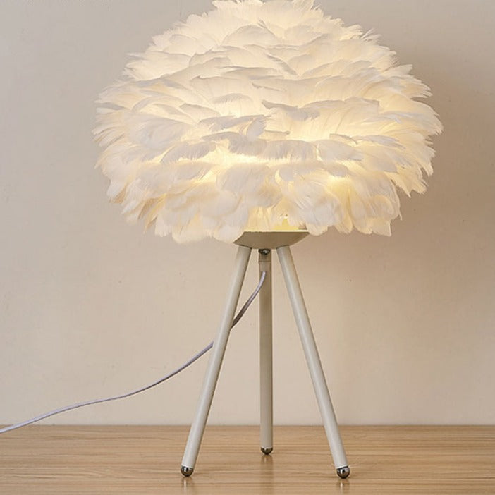 Feder-Tischlampe mit Goldakzenten – elegante Deko-Leuchte