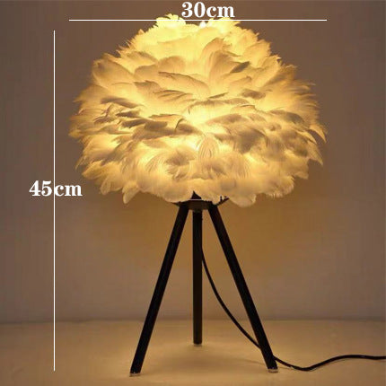 Feder-Tischlampe mit Goldakzenten – elegante Deko-Leuchte