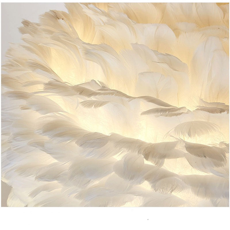 Feder-Tischlampe mit Goldakzenten – elegante Deko-Leuchte