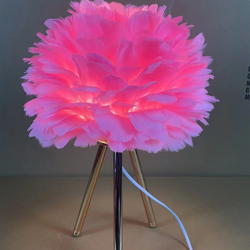 Feder-Tischlampe mit Goldakzenten – elegante Deko-Leuchte